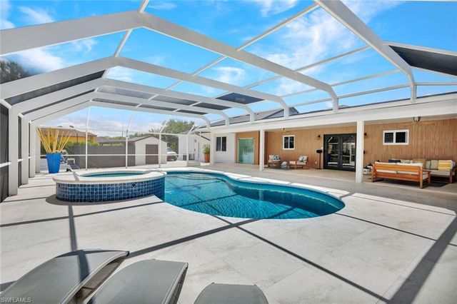121 20th AVE NE, Naples, FL 34120