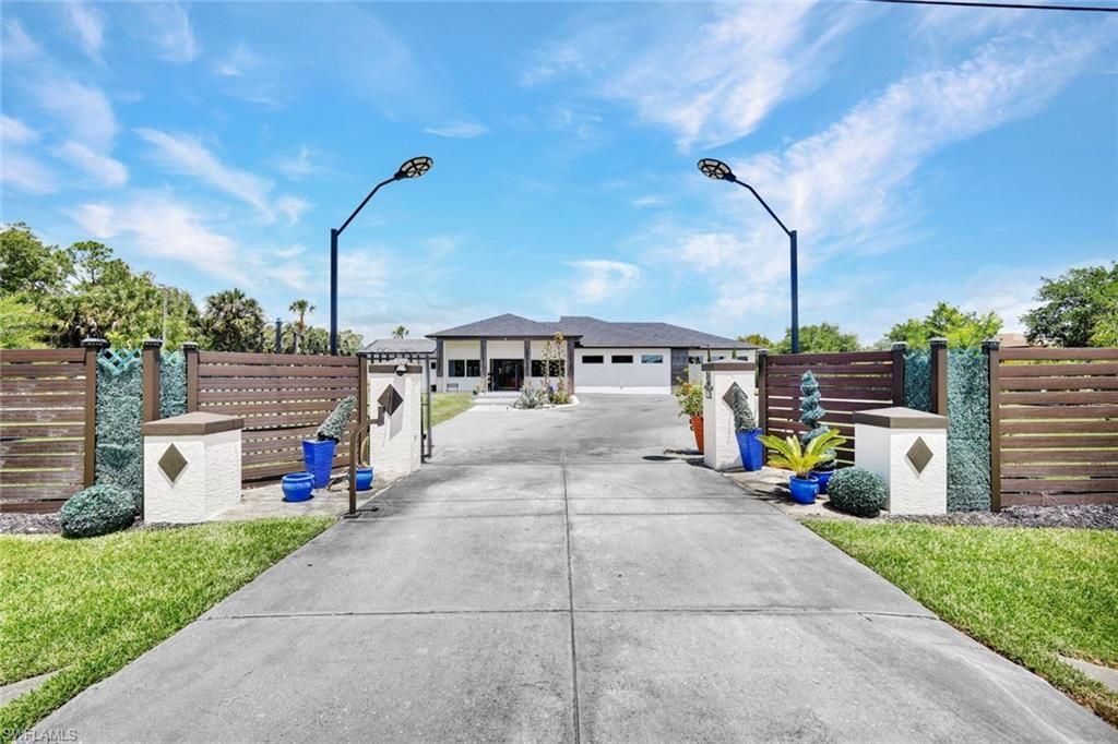 121 20th AVE NE, Naples, FL 34120