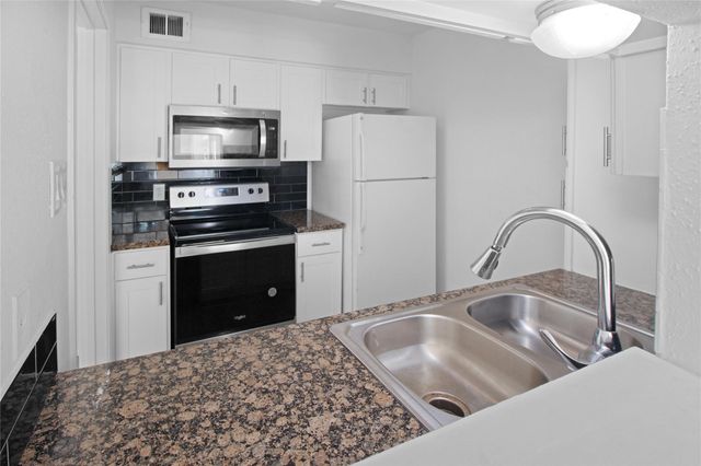 4631 Wild Indigo Street 574, Houston, TX 77027