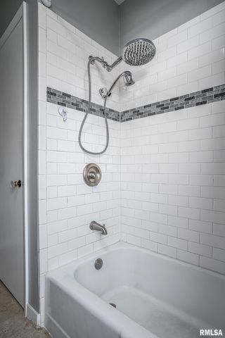 216 CENTRAL Drive, Eldridge, IA 52748