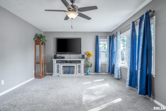 216 CENTRAL Drive, Eldridge, IA 52748