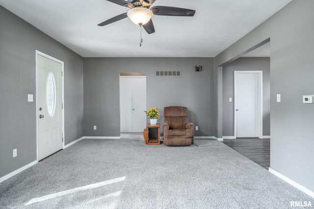 216 CENTRAL Drive, Eldridge, IA 52748