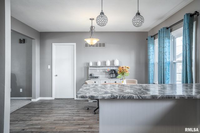 216 CENTRAL Drive, Eldridge, IA 52748