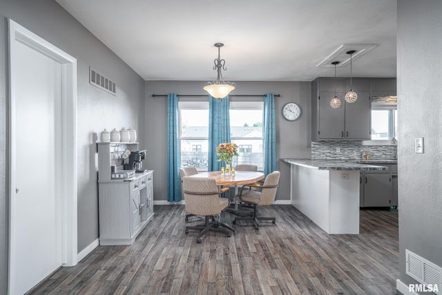 216 CENTRAL Drive, Eldridge, IA 52748