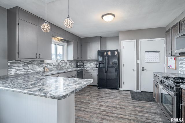 216 CENTRAL Drive, Eldridge, IA 52748