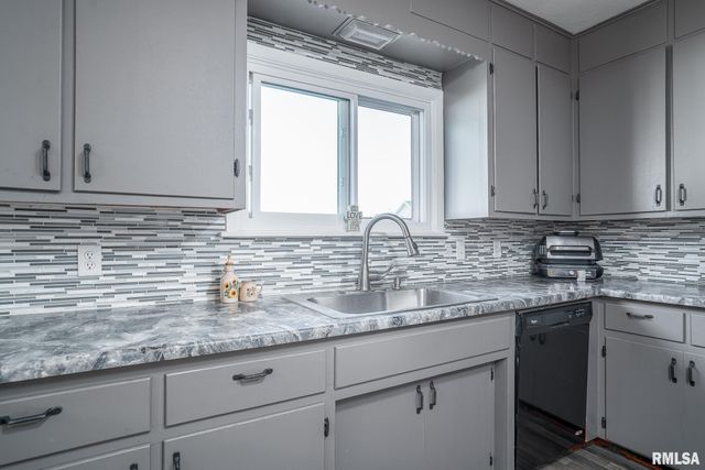 216 CENTRAL Drive, Eldridge, IA 52748