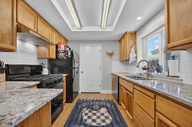 7157 Springmont Dr, Elk Grove, CA 95758