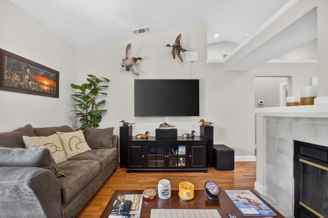 7157 Springmont Dr, Elk Grove, CA 95758