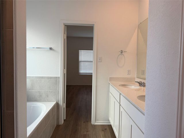 404 Milliner LOOP, Hutto, TX 78634