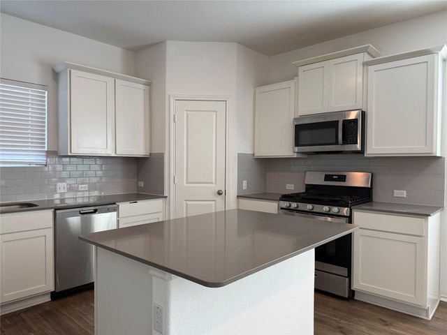 404 Milliner LOOP, Hutto, TX 78634