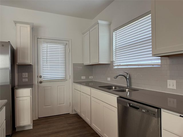 404 Milliner LOOP, Hutto, TX 78634