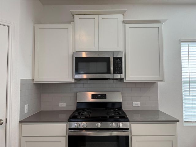 404 Milliner LOOP, Hutto, TX 78634