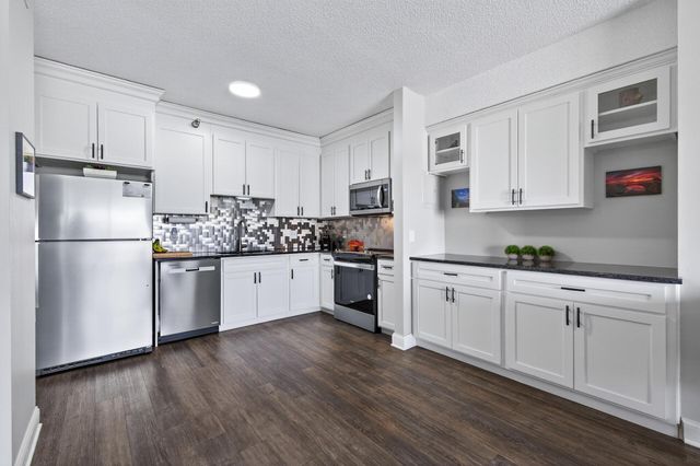 26 10th Street W 2004, Saint Paul, MN 55102