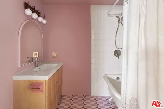 10623 Woodward Avenue, Sunland, CA 91040