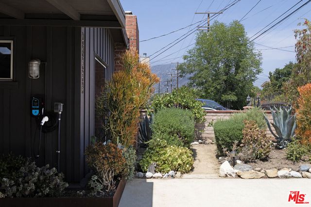 10623 Woodward Avenue, Sunland, CA 91040