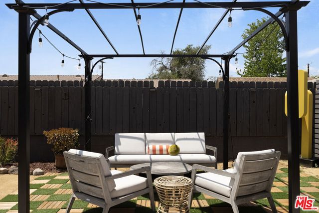 10623 Woodward Avenue, Sunland, CA 91040