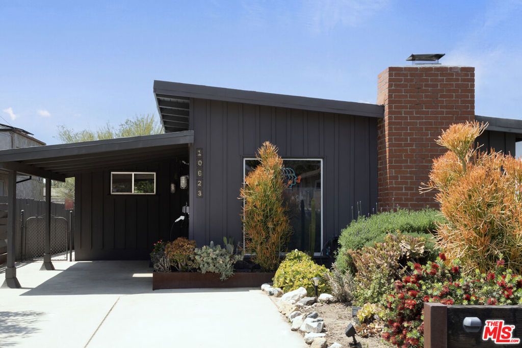 10623 Woodward Avenue, Sunland, CA 91040