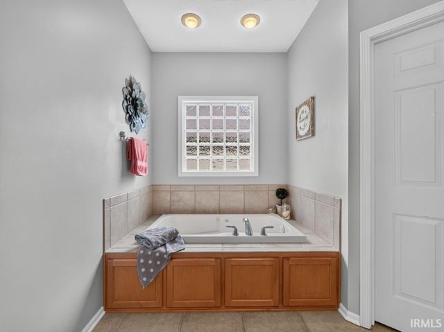 11731 Island Cove Drive, Fort Wayne, IN 46845