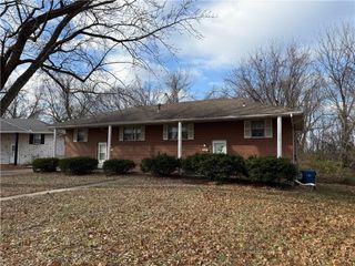 2910 N River Terrace, Independence, MO 64050