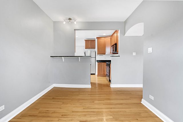 58 Forest Avenue 2S, Riverside, IL 60546