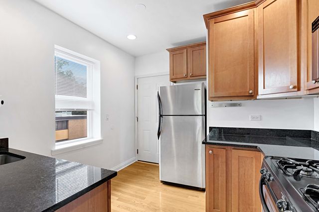 58 Forest Avenue 2S, Riverside, IL 60546