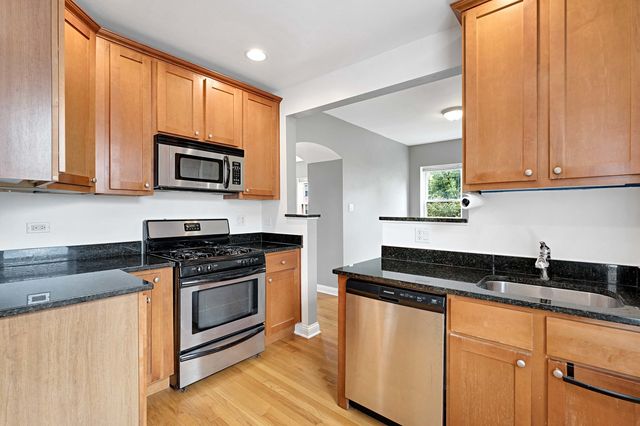 58 Forest Avenue 2S, Riverside, IL 60546