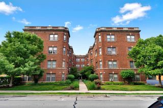58 Forest Avenue 2S, Riverside, IL 60546