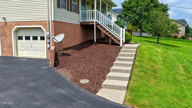 302 Maple Ridge Drive, Jonesborough, TN 37659