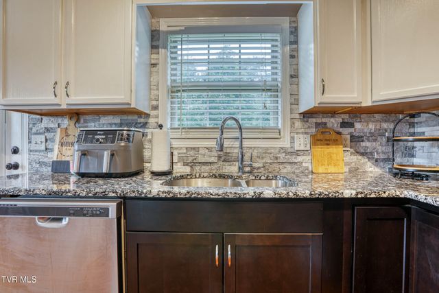 302 Maple Ridge Drive, Jonesborough, TN 37659