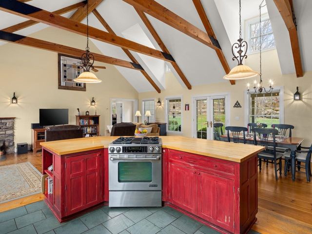 880 Stonefence Road, Richmond, VT 05477