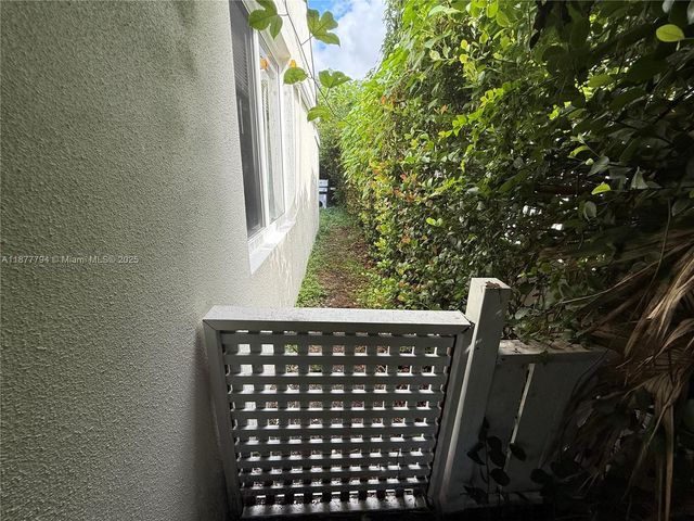 2851 SW 26th St B, Miami, FL 33133