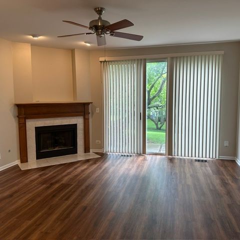 545 Woodcrest Drive 545, Mundelein, IL 60060