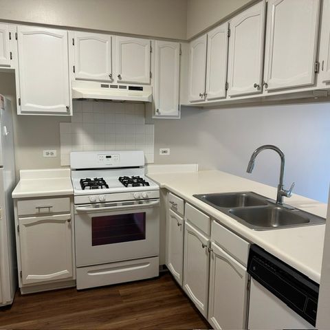 545 Woodcrest Drive 545, Mundelein, IL 60060