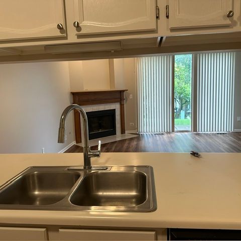 545 Woodcrest Drive 545, Mundelein, IL 60060