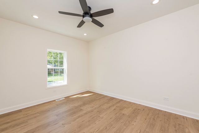 1521 Kenmore Avenue, Round Lake Beach, IL 60073