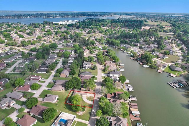 6878 Kingston Cove Lane, Willis, TX 77318