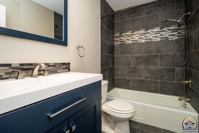 3036 SW Randolph AVE, Topeka, KS 66611