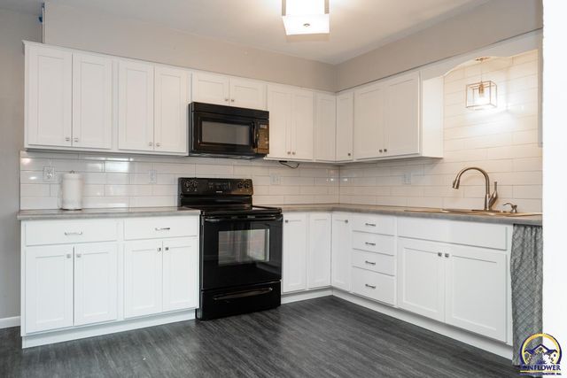 3036 SW Randolph AVE, Topeka, KS 66611