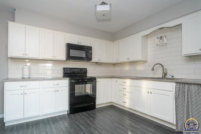 3036 SW Randolph AVE, Topeka, KS 66611