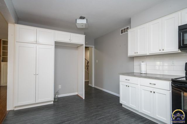 3036 SW Randolph AVE, Topeka, KS 66611