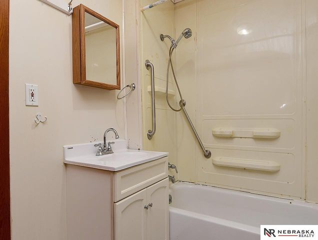 7114 N 39th Street, Omaha, NE 68112