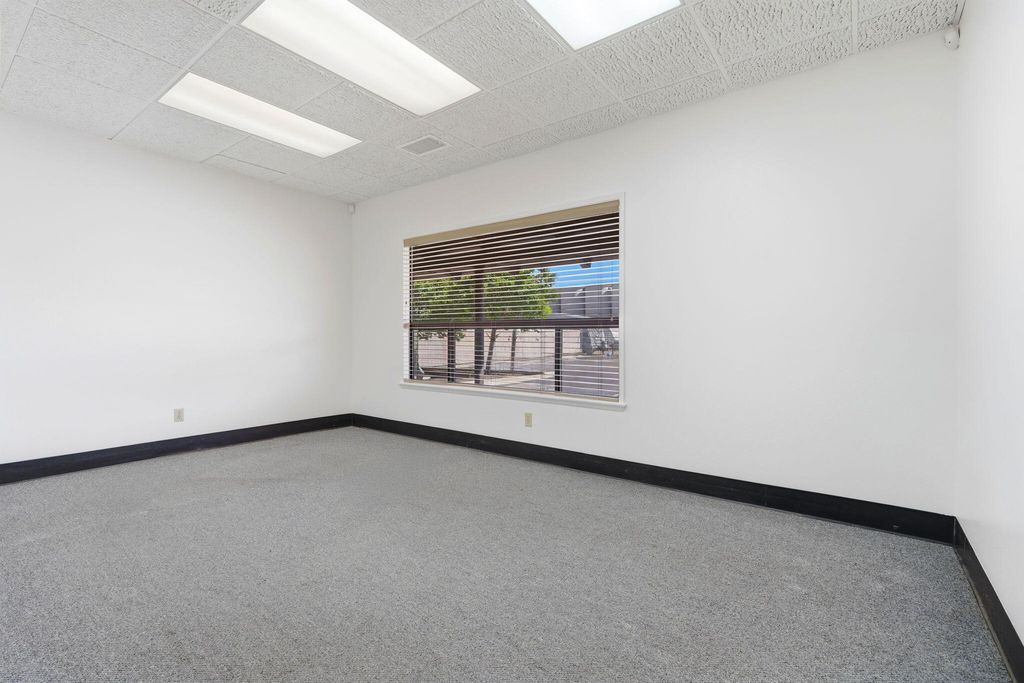 Image 10 of property listing at 724 N Ben Maddox Way, Visalia, CA 93292