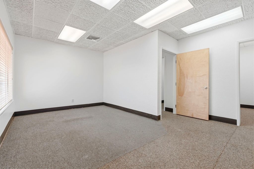 Image 13 of property listing at 724 N Ben Maddox Way, Visalia, CA 93292