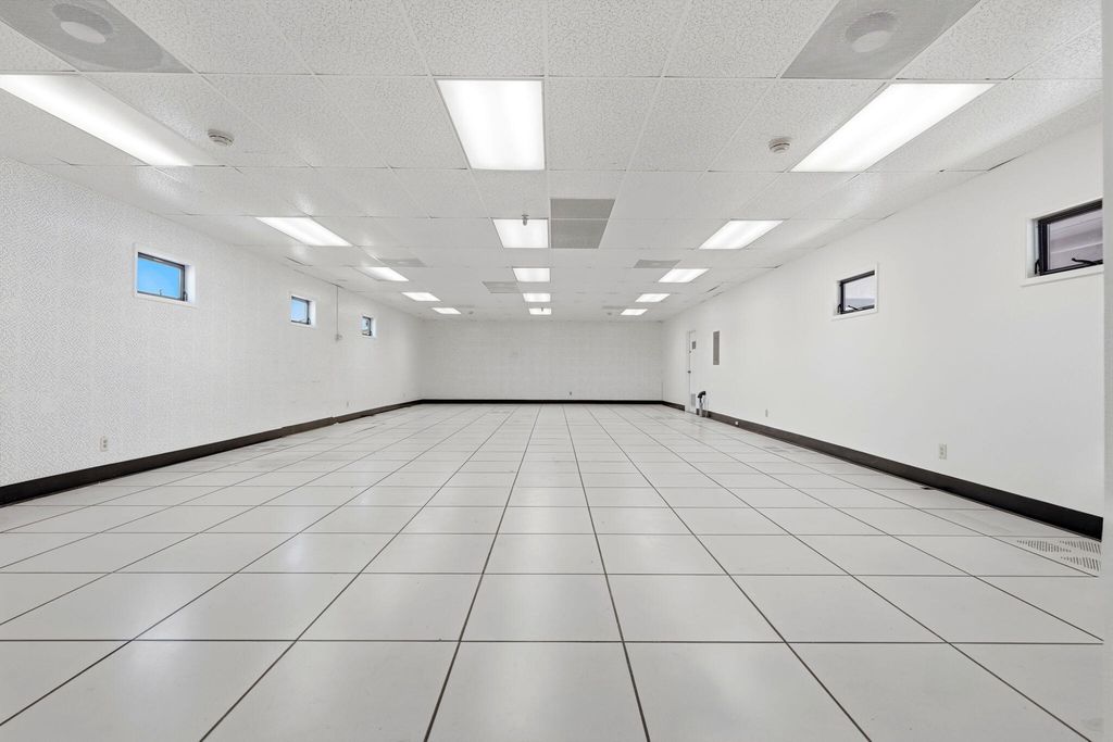 Image 14 of property listing at 724 N Ben Maddox Way, Visalia, CA 93292