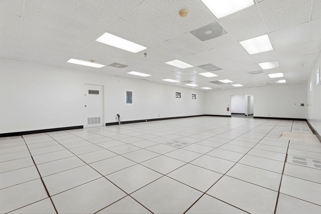 Image 15 of property listing at 724 N Ben Maddox Way, Visalia, CA 93292