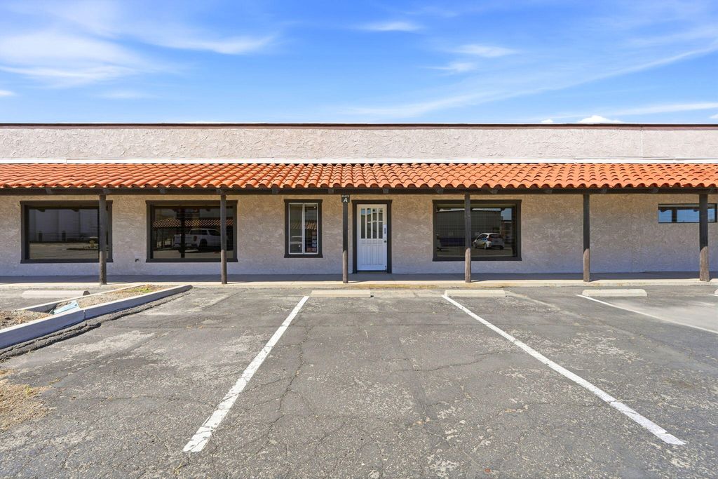 Image 3 of property listing at 724 N Ben Maddox Way, Visalia, CA 93292