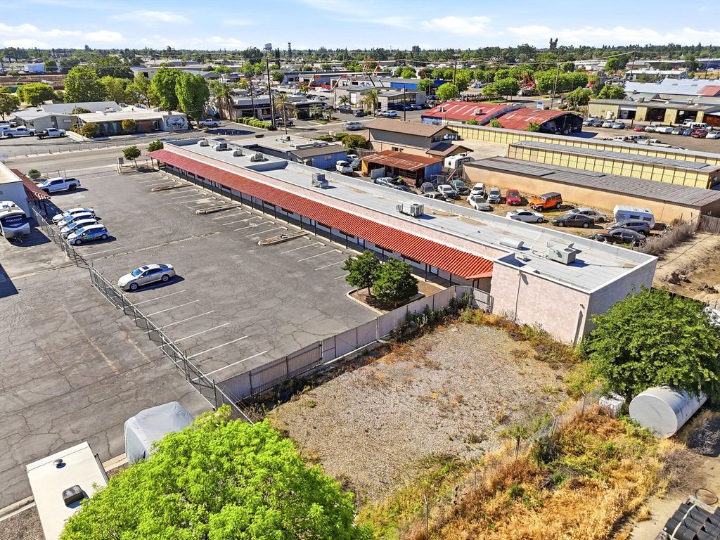 Image 30 of property listing at 724 N Ben Maddox Way, Visalia, CA 93292