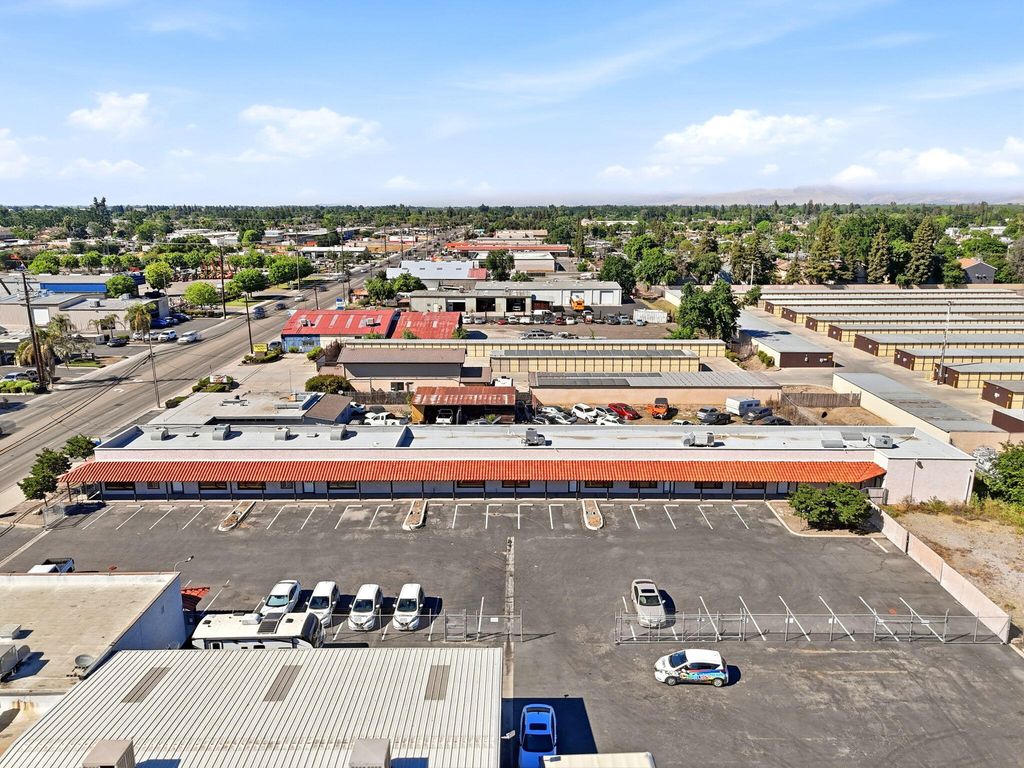 Image 31 of property listing at 724 N Ben Maddox Way, Visalia, CA 93292