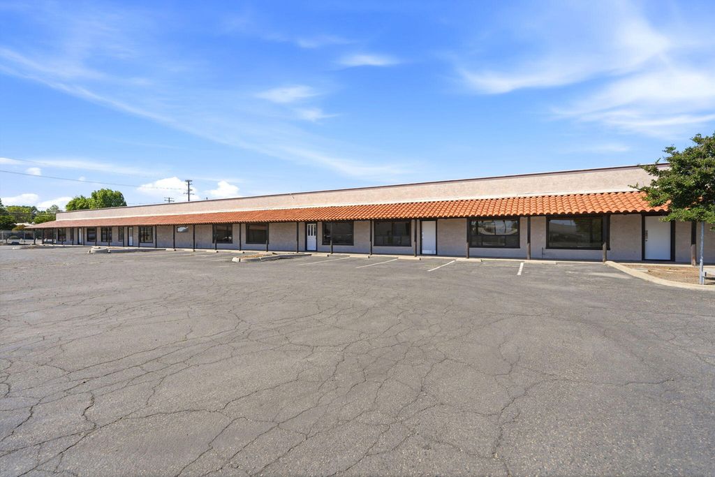 Image 4 of property listing at 724 N Ben Maddox Way, Visalia, CA 93292