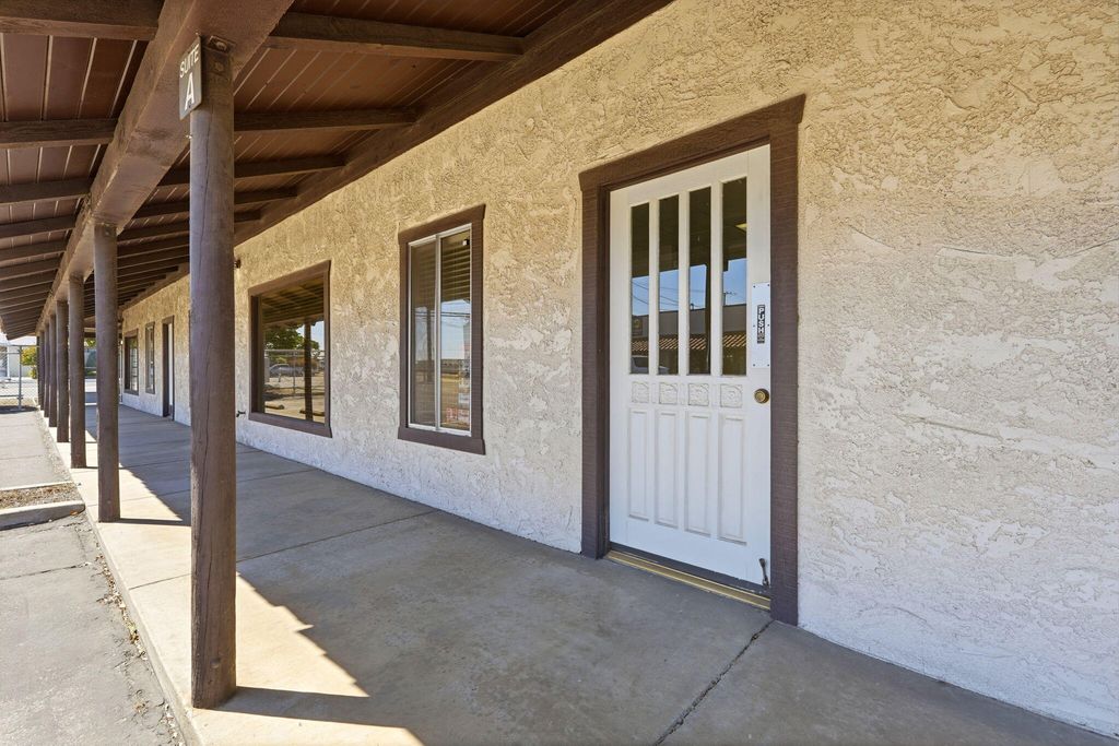 Image 5 of property listing at 724 N Ben Maddox Way, Visalia, CA 93292